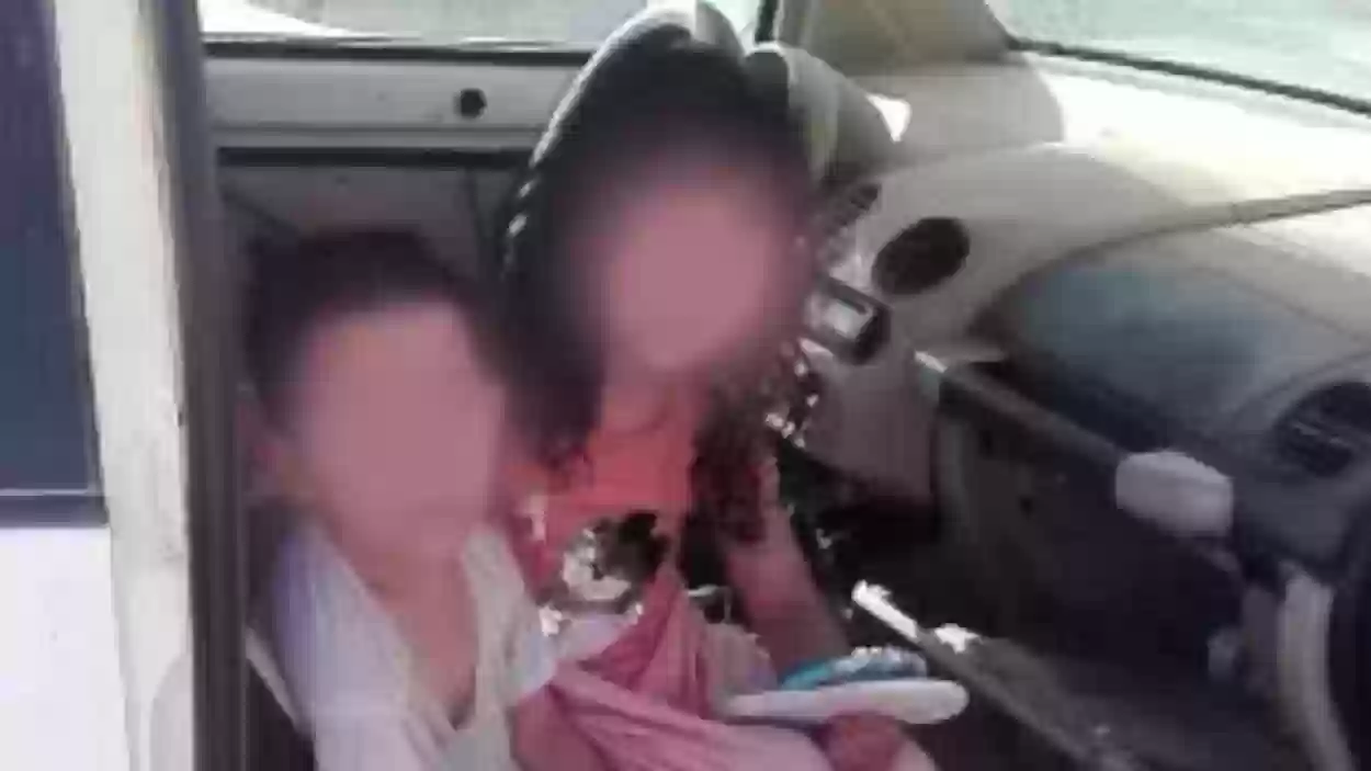 إنقاذ طفلين عالقين داخل سيارة في السيول