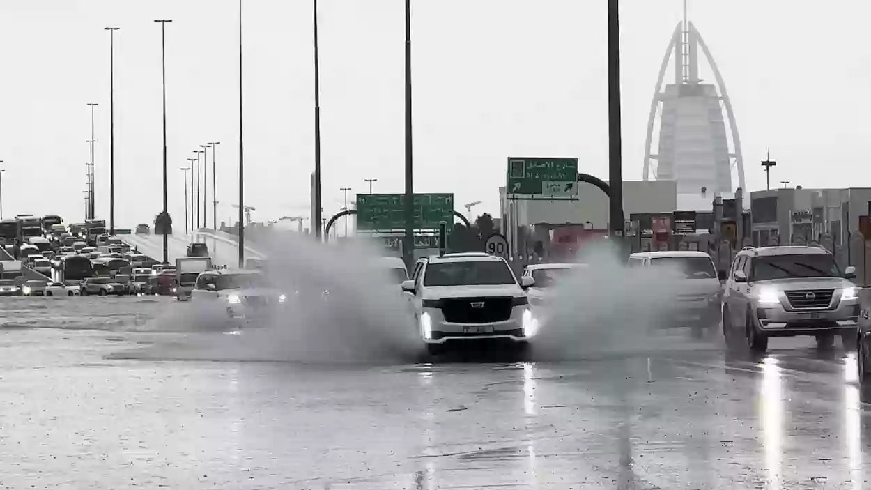 غرق مطار دبي بسبب سيول