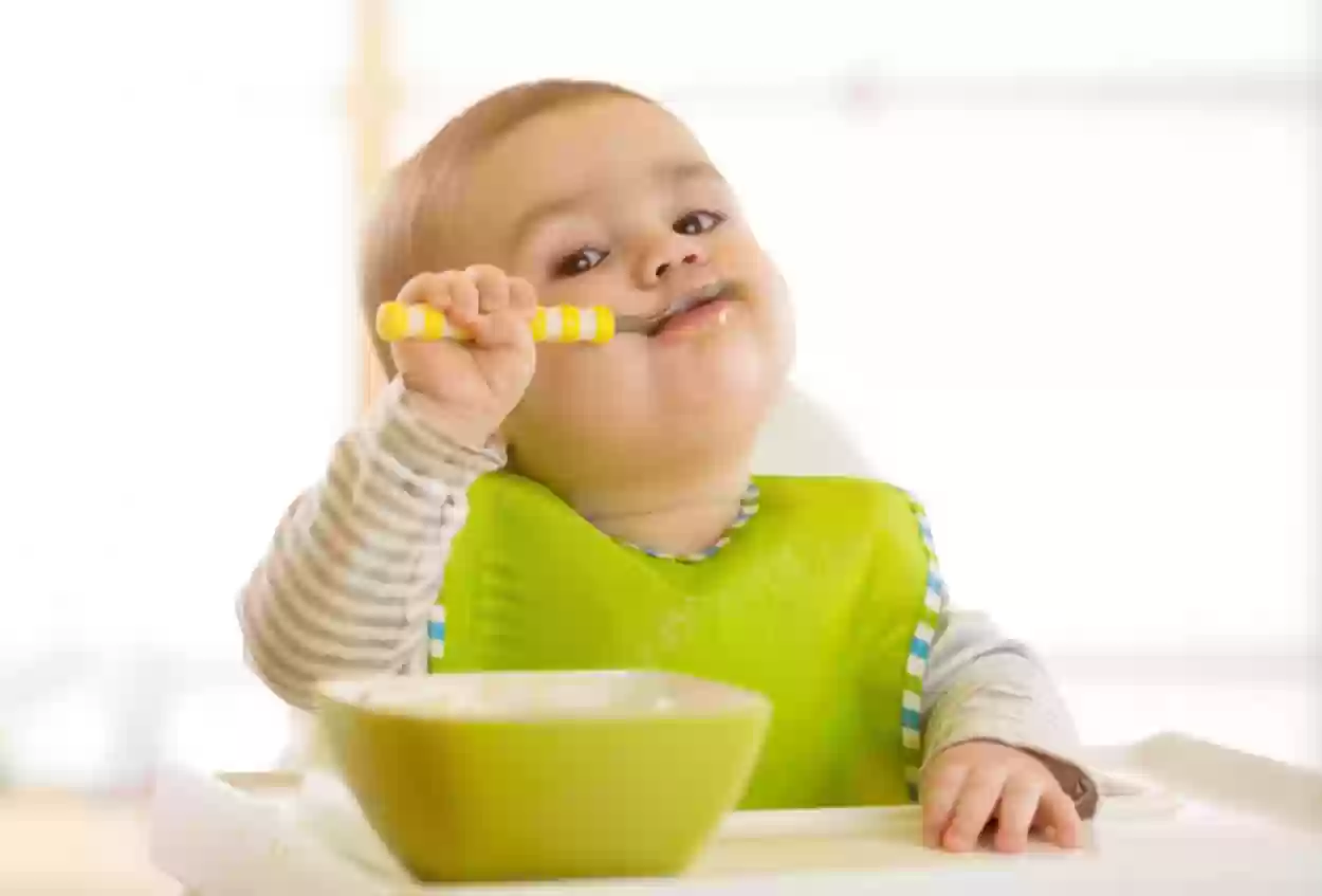 ماذا يأكل الطفل في الشهر السادس والسابع؟ أكلات تسمن الرضيع في الشهر السادس وتقويه